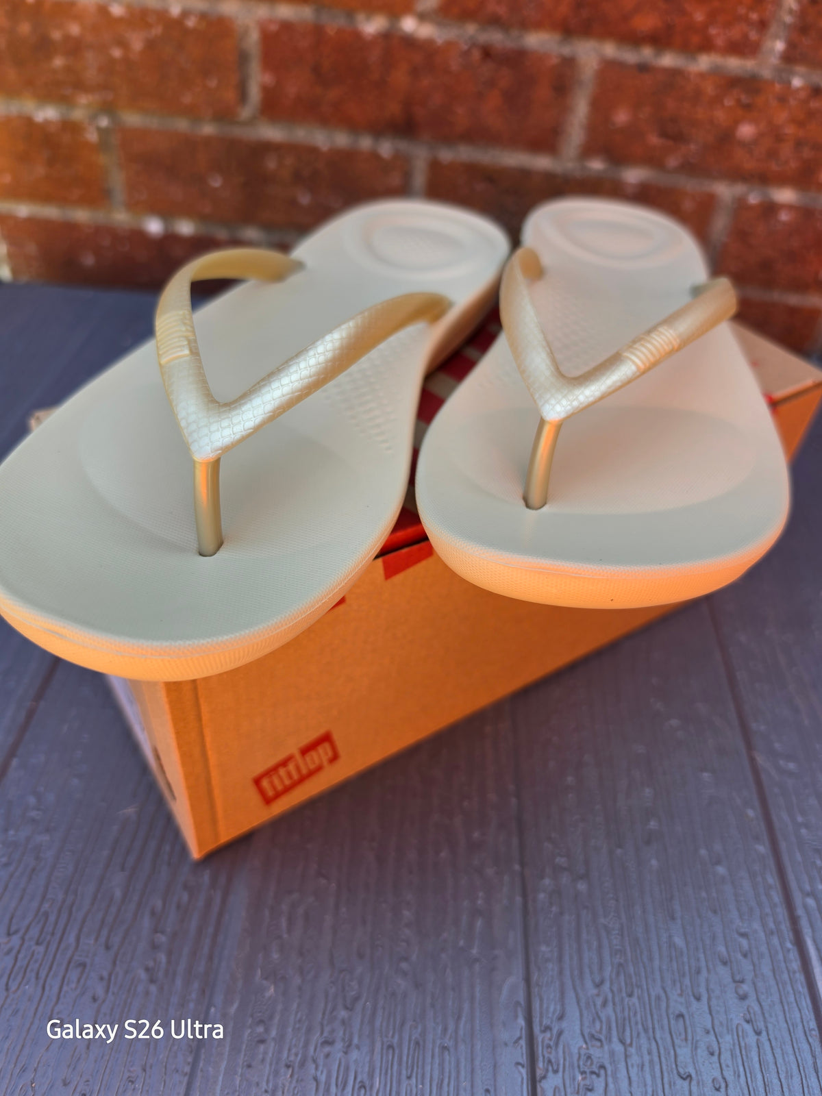 Ladies FitFlop iQushion Ergonomic Flip-Flops - Gold - UK Size 7