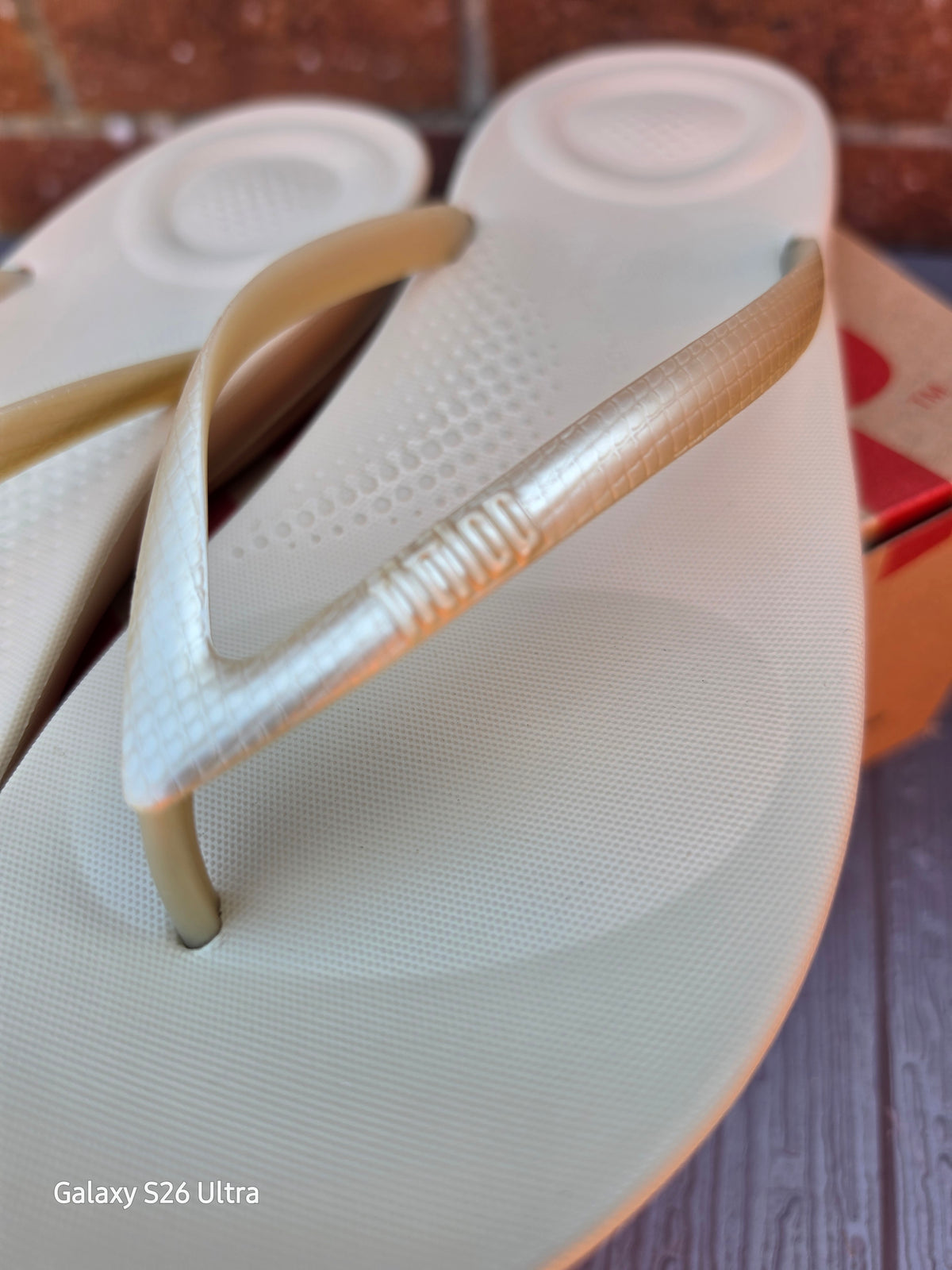 Ladies FitFlop iQushion Ergonomic Flip-Flops - Gold - UK Size 7