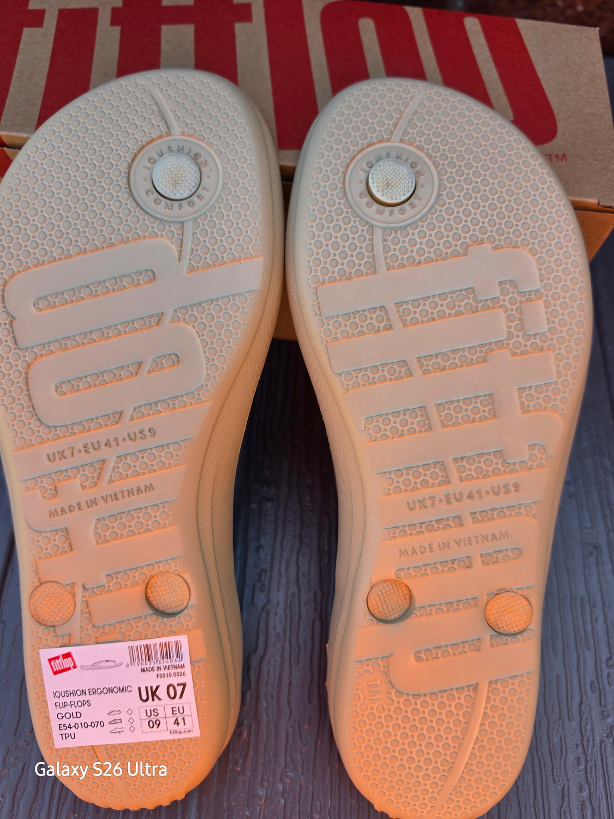 Ladies FitFlop iQushion Ergonomic Flip-Flops - Gold - UK Size 7